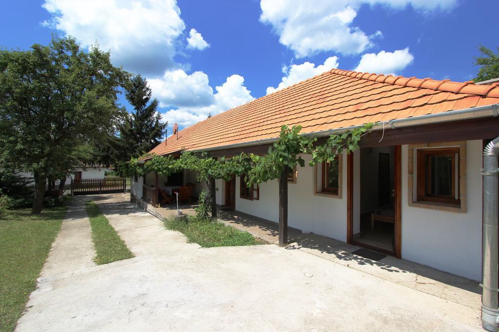 Lugas Vendeghaz Hotel Felsotold ภายนอก รูปภาพ