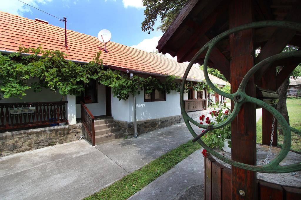 Lugas Vendeghaz Hotel Felsotold ภายนอก รูปภาพ