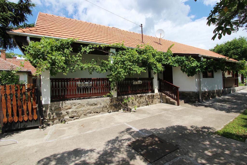 Lugas Vendeghaz Hotel Felsotold ภายนอก รูปภาพ