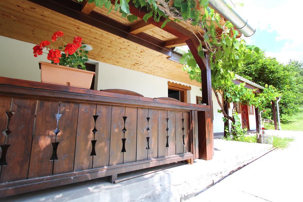Lugas Vendeghaz Hotel Felsotold ภายนอก รูปภาพ
